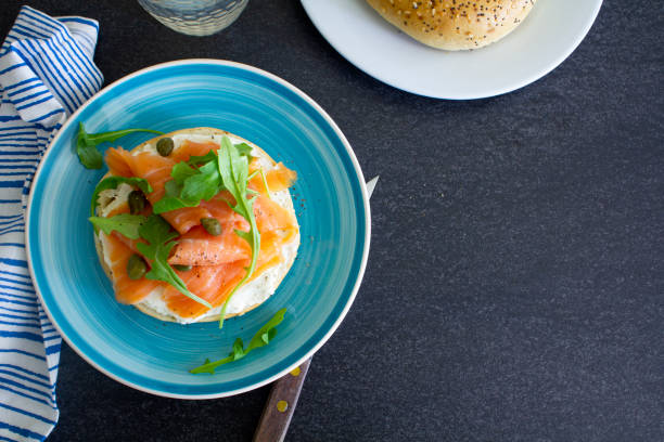 bagel de salmón ahumado con queso crema. vista superior. - smoked salmon cooking copy space food fotografías e imágenes de stock