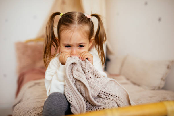 crying little girl in bed - sleeping child bedtime little girls imagens e fotografias de stock