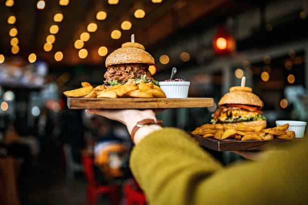 köstliche mahlzeit - burger stock-fotos und bilder