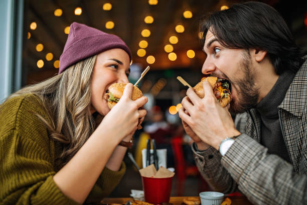 c’est doux comme toi. - repas servi photos et images de collection