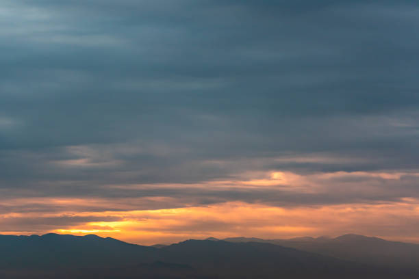 coucher du soleil au-dessus de la ville polluée de smog question environnementale concept de conversation écologie nature plovdiv, bulgarie - global warming smog city pollution photos et images de collection