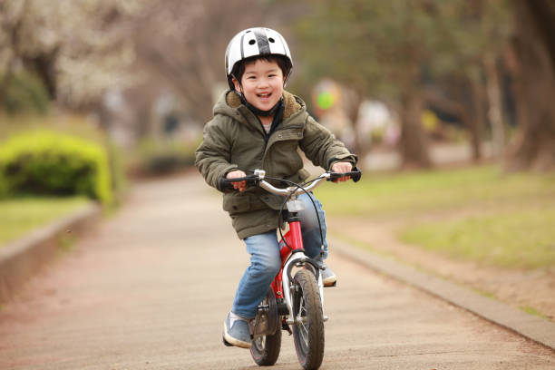 自転車に乗る少年 - スポーツヘルメット ストックフォトと画像