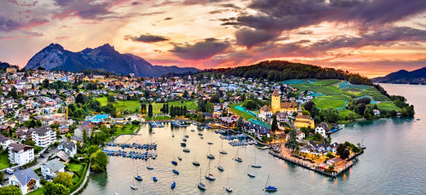 スイスのトゥン湖 - lake thun switzerland night lake ストックフォトと画像