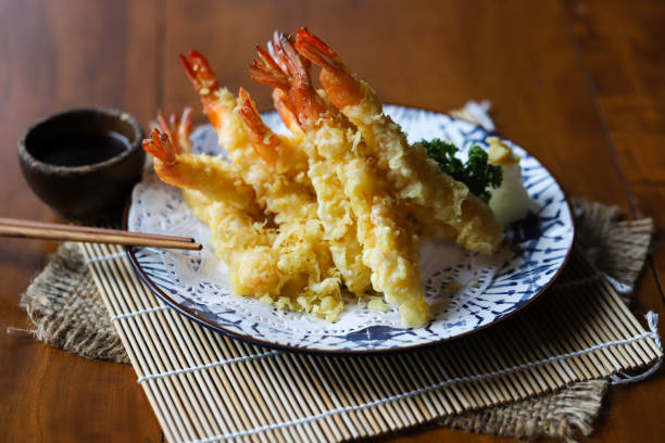 tempura de camarón frito crujiente, tempura de camarón, comida nacional japonesa, deliciosa y saludable. - prepared shellfish prepared crustacean food and drink food fotografías e imágenes de stock