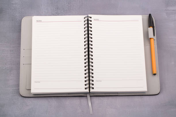 2021 calendrier livre et stylo sur fond gris. - checklist construction personal organizer page photos et images de collection
