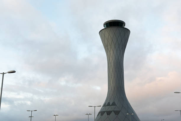 airport control tower - ground crew audio imagens e fotografias de stock