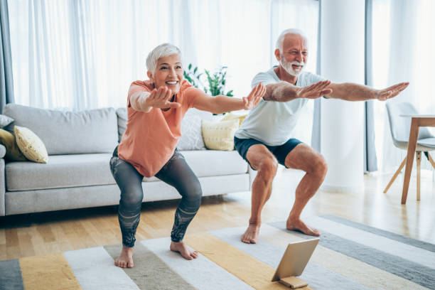 casal se exercitando juntos em casa. - healthy lifestyle yoga vitality flexibility - fotografias e filmes do acervo