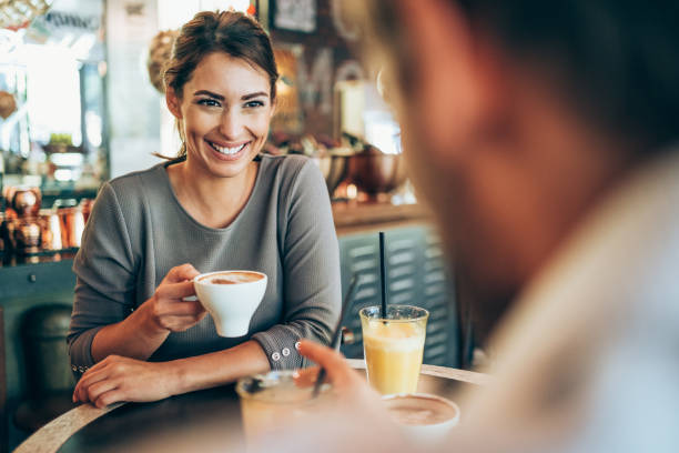 encantadora pareja teniendo cita en un café. - young adult lifestyles city life drinking fotografías e imágenes de stock