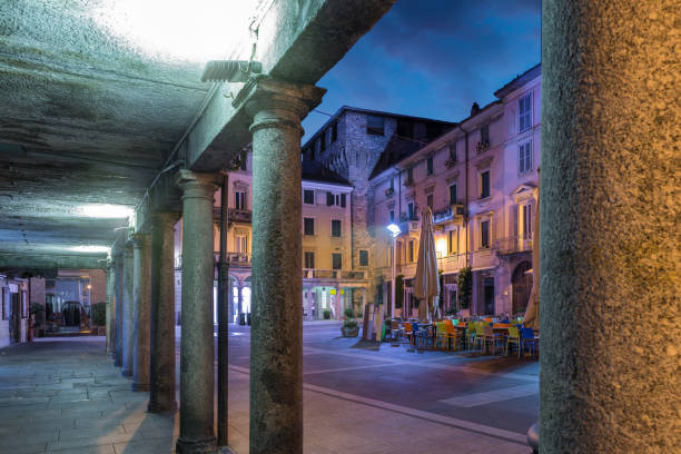 夜の街の街の街のシーンを見捨てたダウンタウン。レッコ(イタリア) - comune di lecco ストックフォトと画像