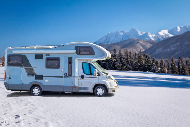 urlaub in polen - winter mit wohnmobil in der tatra - poland mountain tatra mountains giewont stock-fotos und bilder