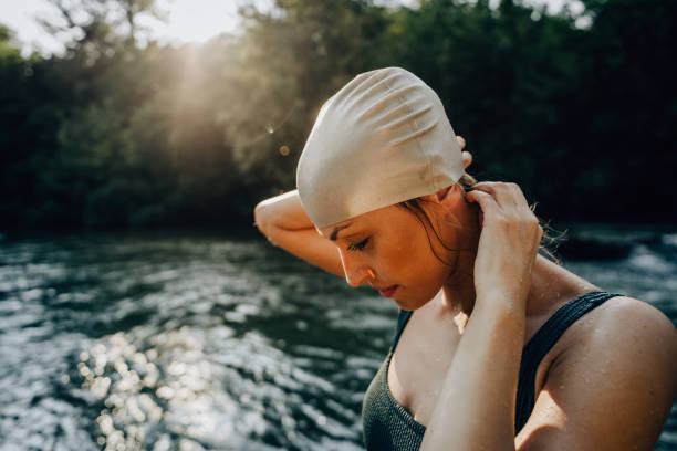 pronto para mergulhar - river swimming women water - fotografias e filmes do acervo
