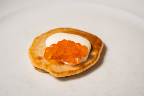 salmão kaviar blini com creme azedo - appetizer caviar gourmet blini - fotografias e filmes do acervo