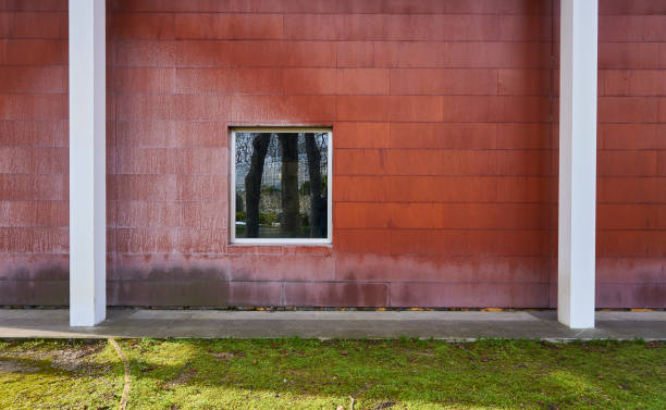 parede vermelha, colunas brancas e reflexo de árvores na janela - reflection glass surrounding wall urban scene - fotografias e filmes do acervo