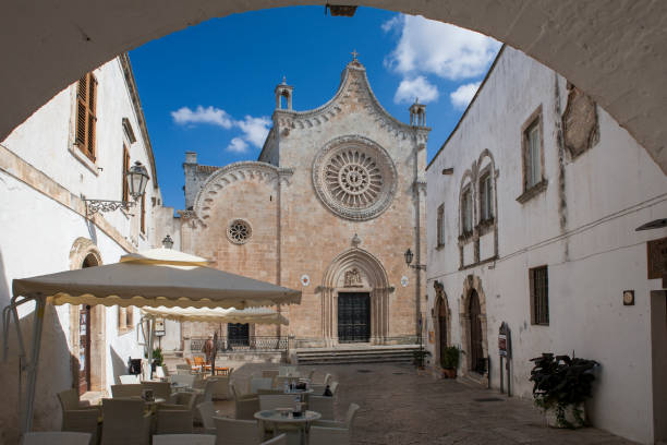 la fachada de la catedral y largo arcivescovo teodoro trinchera en el "centro storico" de ostuni, apulia, sur de italia - brindisi fotografías e imágenes de stock