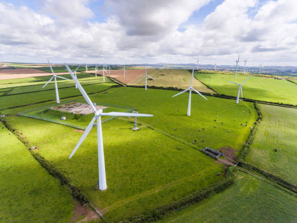 windkraftanlagen zur stromerzeugung - kraftwerk zur sauberen energieerzeugung aus wind in großbritannien - luftaufnahme eines windparks in england - landscape alternative energy scenics farm stock-fotos und bilder