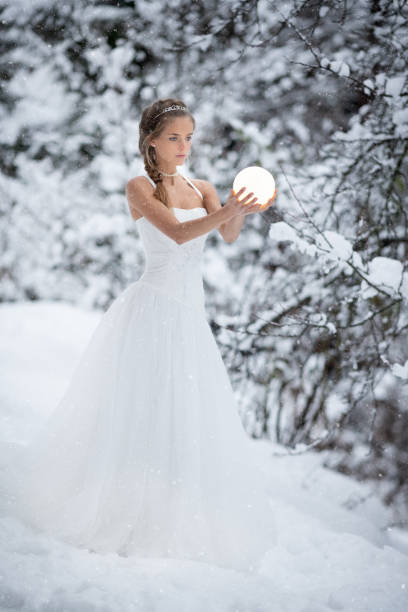 princesa da neve segurando uma bola mágica brilhante em suas mãos, conto de fadas congelado - christmas wedding bride winter - fotografias e filmes do acervo