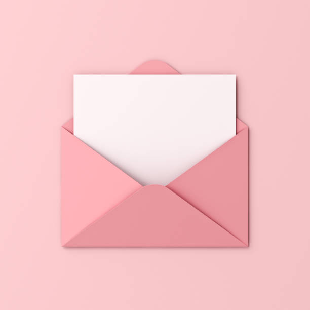 scheda bianca bianca bianca in busta rosa isolata su sfondo color pastello rosa con lettera d'amore ombra concettuale minima - greeting card envelope letter pink foto e immagini stock