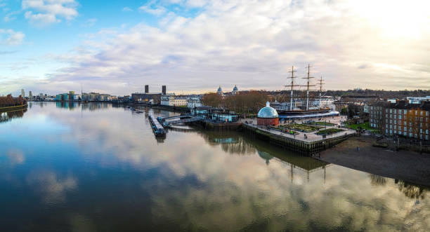 veduta aerea di cutty sark e greenwich pier, londra - greenwich foto e immagini stock