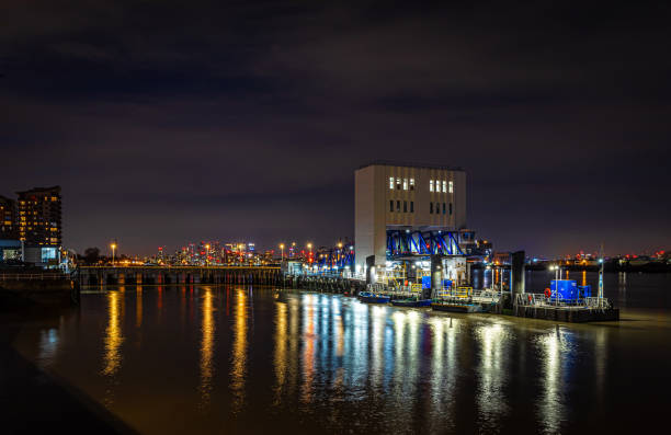 visão de longa exposição da barreira canário do cais e do tâmisa em londres - london england financial district england long exposure - fotografias e filmes do acervo