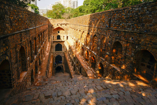 gut in berühmten agrasen ki baoli von x jahrhundert in delhi.  feine architektur der antike - brick wall old window brick stock-fotos und bilder