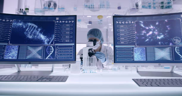 mujer estudiando muestras de adn. pantallas de ordenador con secuencias de adn - biotecnología fotografías e imágenes de stock