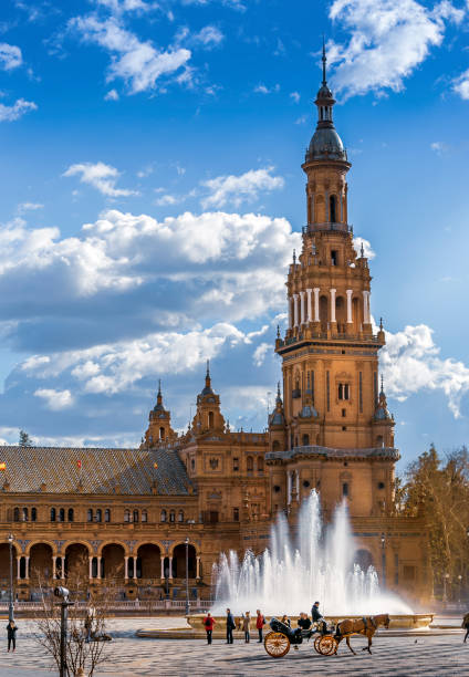 brunnen und seitenturm der plaza de espana, sevilla. - plaza de espana european culture sevilla seville stock-fotos und bilder