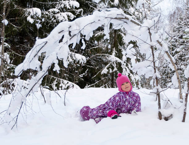 kind, mädchen 5 jahre alt, kaukasier, spielen im tiefschnee. - child winter snow 4 5 years stock-fotos und bilder