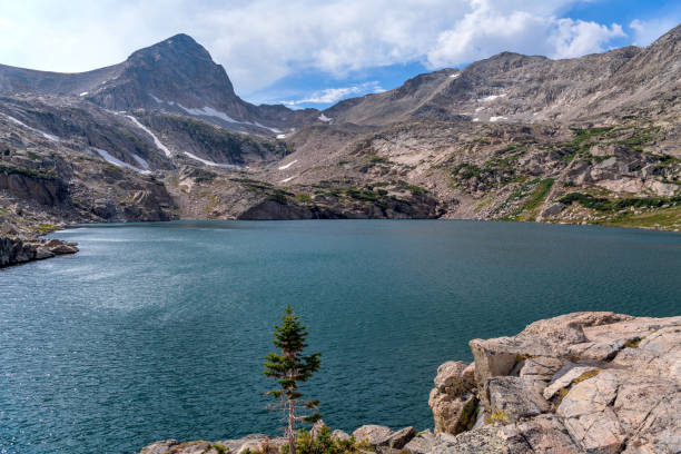 summer blue lake - uma tarde de verão tempestuosa no lago azul (11.355'), um lago alpino imaculado na base do cume do monte toll em indian peaks wilderness, colorado, eua. - boulder lake - fotografias e filmes do acervo