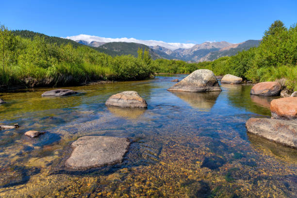 big thompson river - ciel bleu d’été reflété dans la rivière claire et calme de big thompson dans le parc moraine du parc national des rocheuses, colorado, etats-unis. - big thompson river photos et images de collection