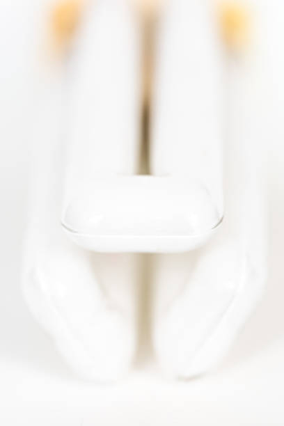 nahansicht der led-lampe auf weißem hintergrund - compact fluorescent lightbulb isolated on white light bulb close up stock-fotos und bilder