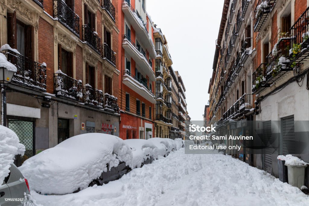 Calle y coches cubiertos de nieve en Madrid, España. - Foto de stock de Nieve libre de derechos
