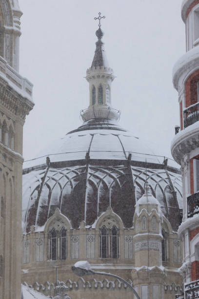 church and parish san manuel y san benito, on a snowy day, madrid. - san manuel y san benito imagens e fotografias de stock