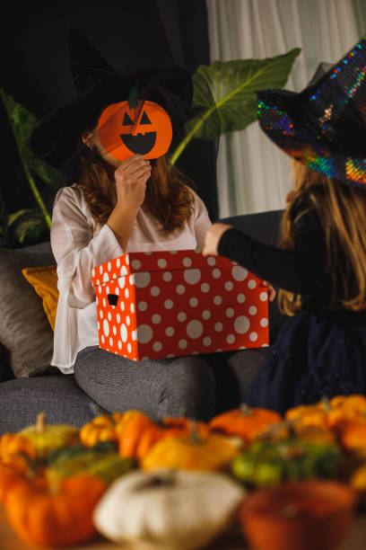 kobieta zakłada maskę na latarnię jacka na twarzy - house halloween autumn candid zdjęcia i obrazy z banku zdjęć
