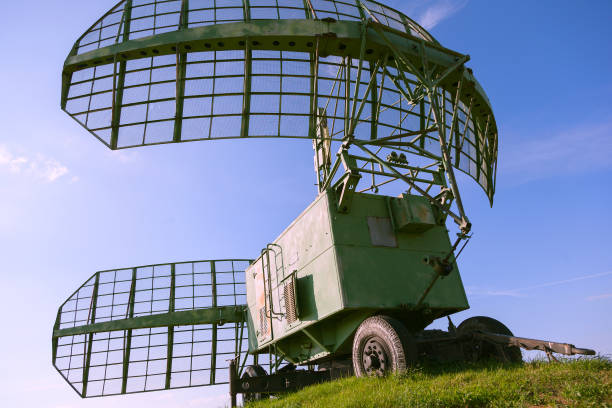 車輪のレーダー移動式取付け。青空背景の古いレーダー - former soviet union map russia war ストックフォトと画像