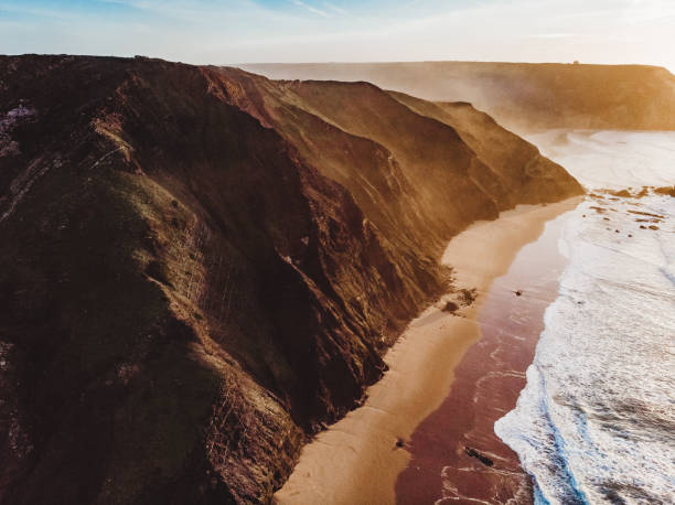 驚人的無人機拍攝美麗的阿爾加維海岸線在普拉亞多卡斯特萊霍和普拉亞達科爾多阿馬， 葡萄牙 - 暮光 圖片 個照片及圖片檔