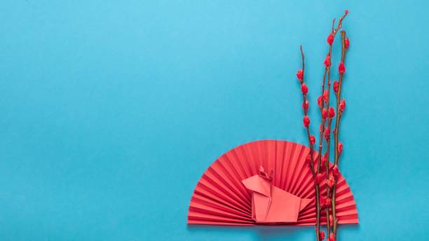 chinesische neujahr ornament. chinesische sternzeichen zeichen jahr von ox. rote künstliche pflaumenblüte, origami-papier-halbkreis und schwein symbol von 2021 auf blauem hintergrund, frei raum für text, minimalismus. - chinesisches neujahr fotos stock-fotos und bilder