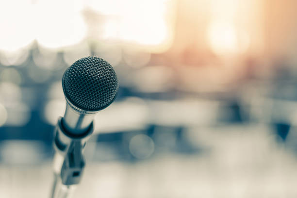 conférencier de voix de microphone dans le séminaire d’affaires, la présentation de discours, la réunion d’hôtel de ville, la salle de conférence ou la salle de conférence dans l’événement d’entreprise ou de communauté pour l’hôte ou l - micro photography photos et images de collection