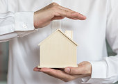 hausrat-und-eigentumsrecht-zu-miete-verkauf-leasing-und-sicherheitskonzept-mit-neuem-haus-in.jpg?b=1&s=170x170&k=20&c=-94rDfEeDcKVfXU8yokw5bgGh5SaM10FXA5hIrtMwVc=