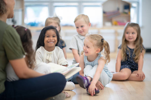 istock Story time in class is so fun! 1295551756