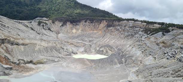 istock Tangkubgan Boat Mountain 1295557681