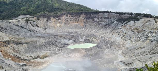 istock Tangkubgan Boat Mountain 1295557690