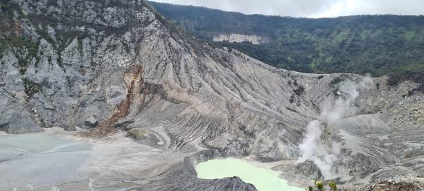 istock Tangkubgan Boat Mountain 1295557700