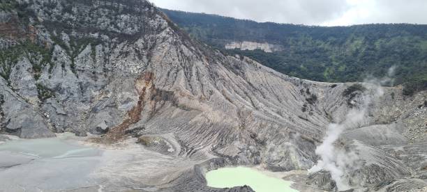 istock Tangkubgan Boat Mountain 1295557706