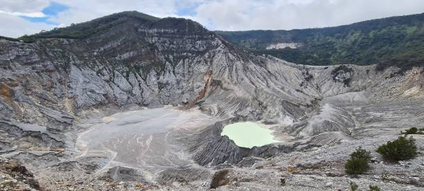istock Tangkubgan Boat Mountain 1295557719
