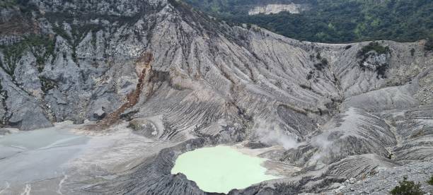 istock Tangkubgan Boat Mountain 1295557731