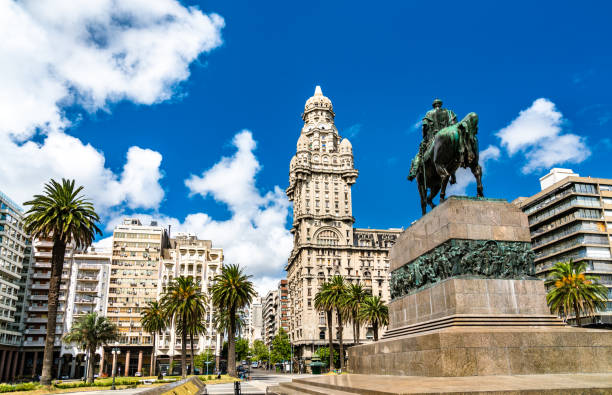 mausoleo de artigas y palacio salvo en montevideo, uruguay - uruguay fotografías e imágenes de stock