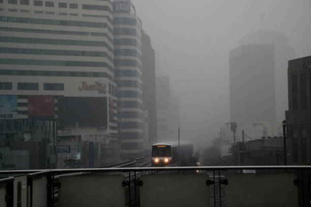 bts - pociąg nieba w ulewnym deszczu. tajlandia. - bangkok mass transit system zdjęcia i obrazy z banku zdjęć