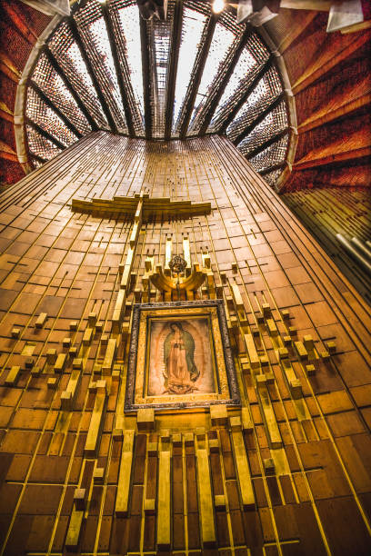 pintura de guadalupe colgando sobre el altar de méxico - milagro evento religioso fotografías e imágenes de stock