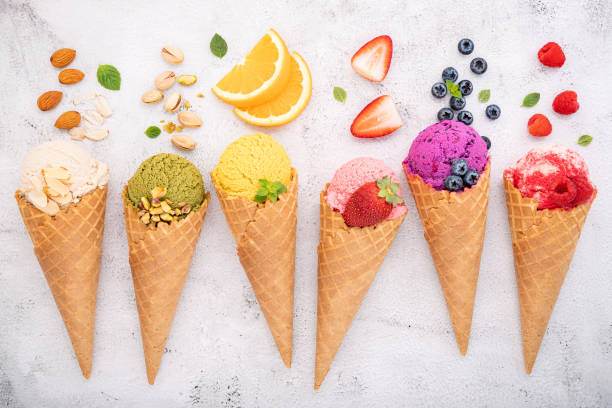 원추나무, 피스타치오, 아몬드, 오렌지, 체리 등 다양한 아이스크림 맛을 화이트 스톤 배경에 설치합니다. 여름과 달콤한 메뉴 개념. - ice cream cone ��뉴스 사진 이미지