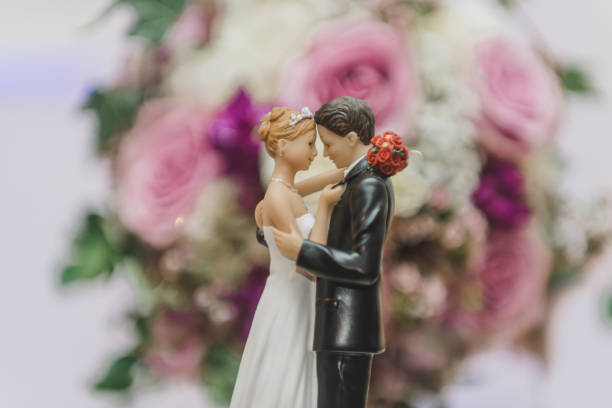 ピンク、白、紫のバラで花束の前にケーキトッパーを踊るロマンチックな新郎新婦 - wedding cake newlywed wedding cake ストックフォトと画像